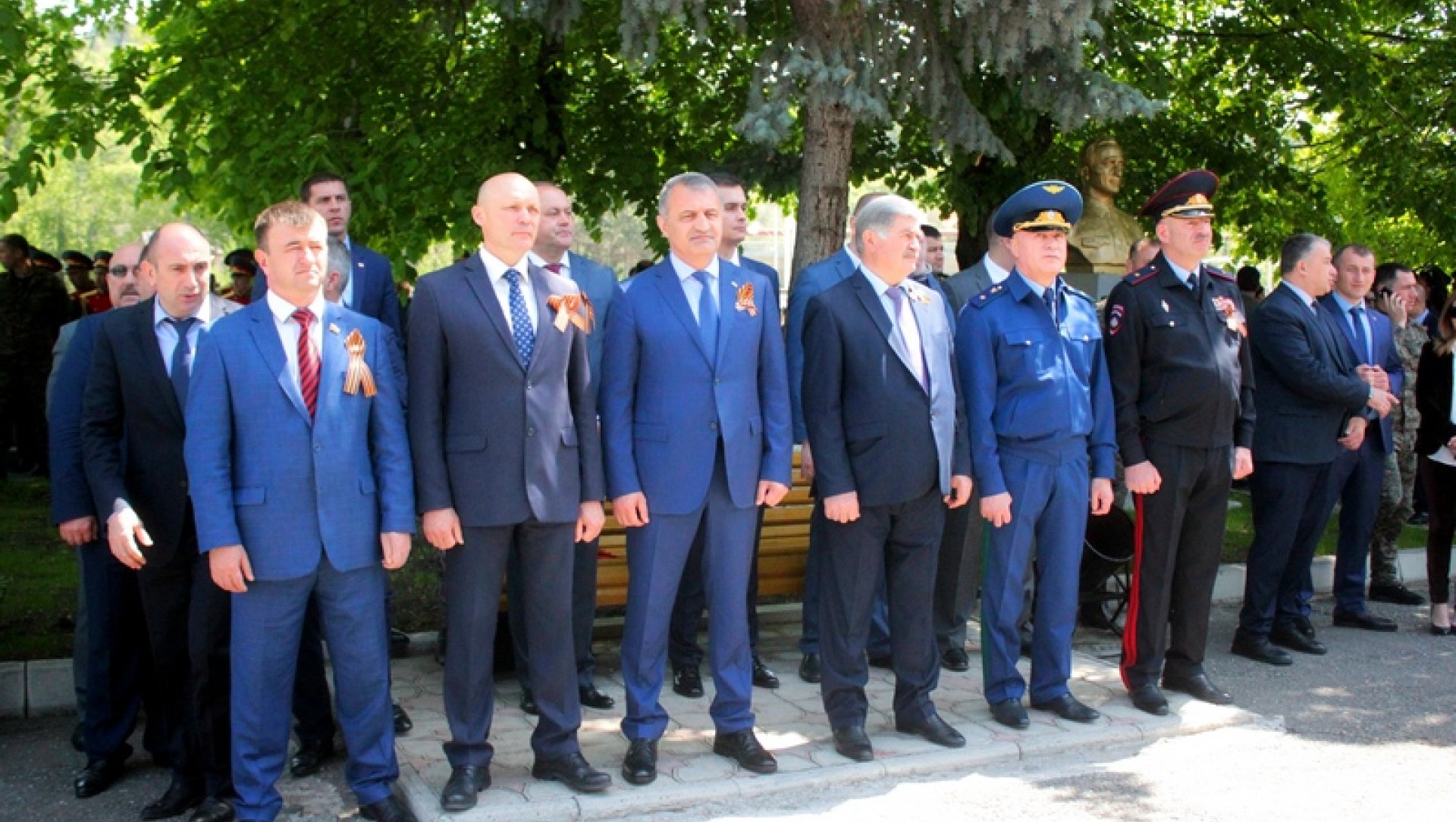 Состоялась церемония возложения цветов к Вечному огню