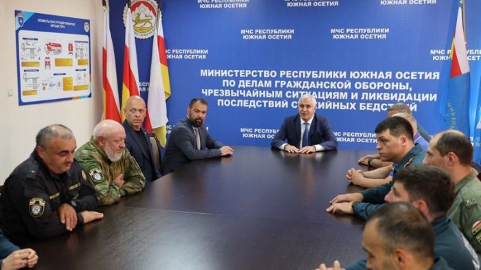 Марат Камболов представил коллективу МЧС нового руководителя Владимира  Пухаева